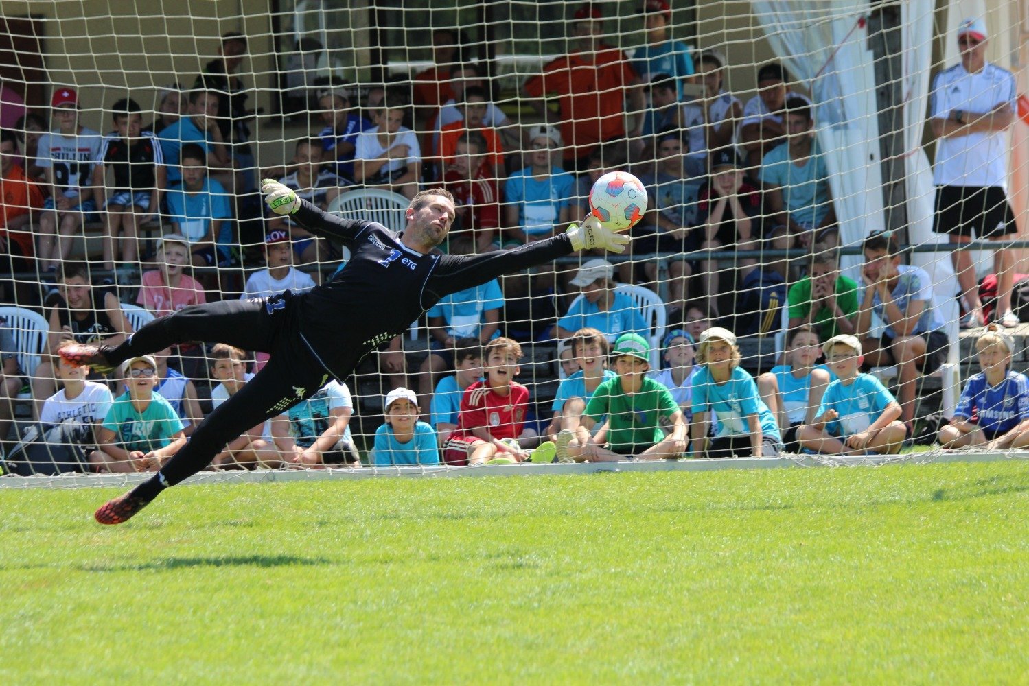Jeune gardien en plein entraînement sur le terrain